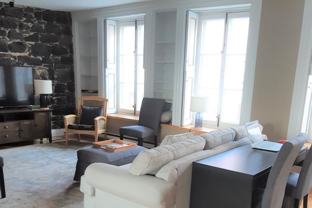 Character (1700 sf) 7 min walk to Old Town gallery image 3