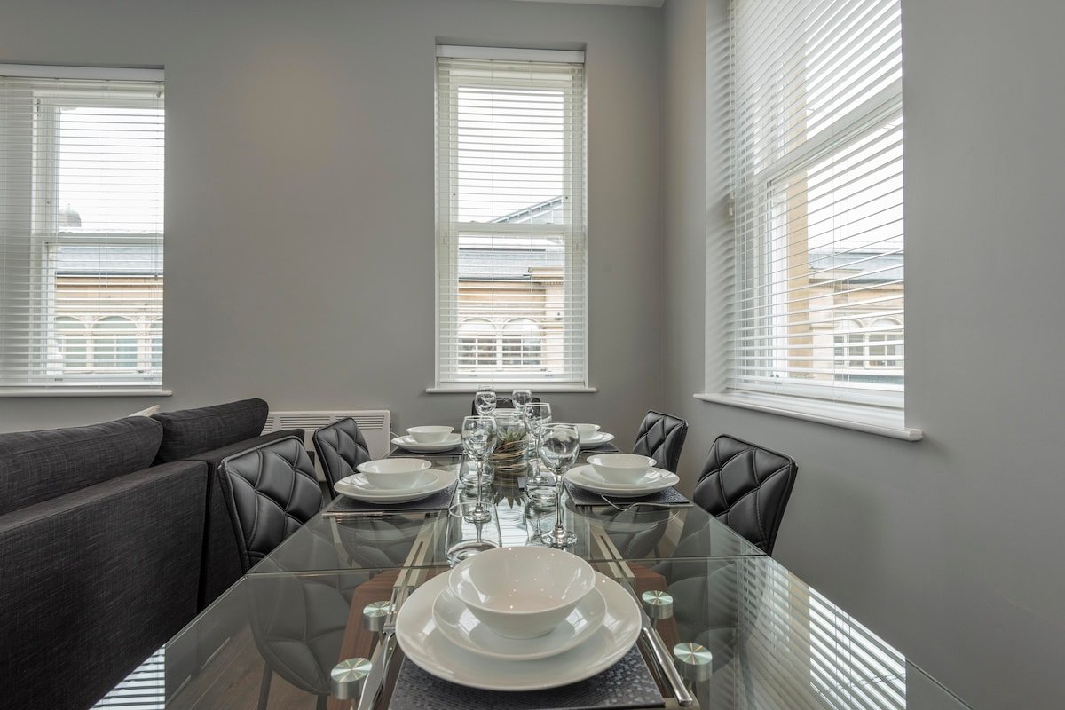 Large 2 Bedroom Serviced Apartment Bolton Town Cen gallery image 3