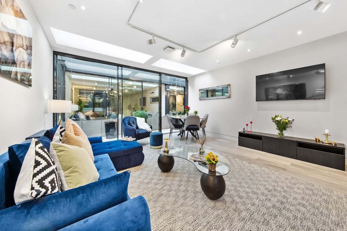 The luxurious Chelsea Villa gallery image 3