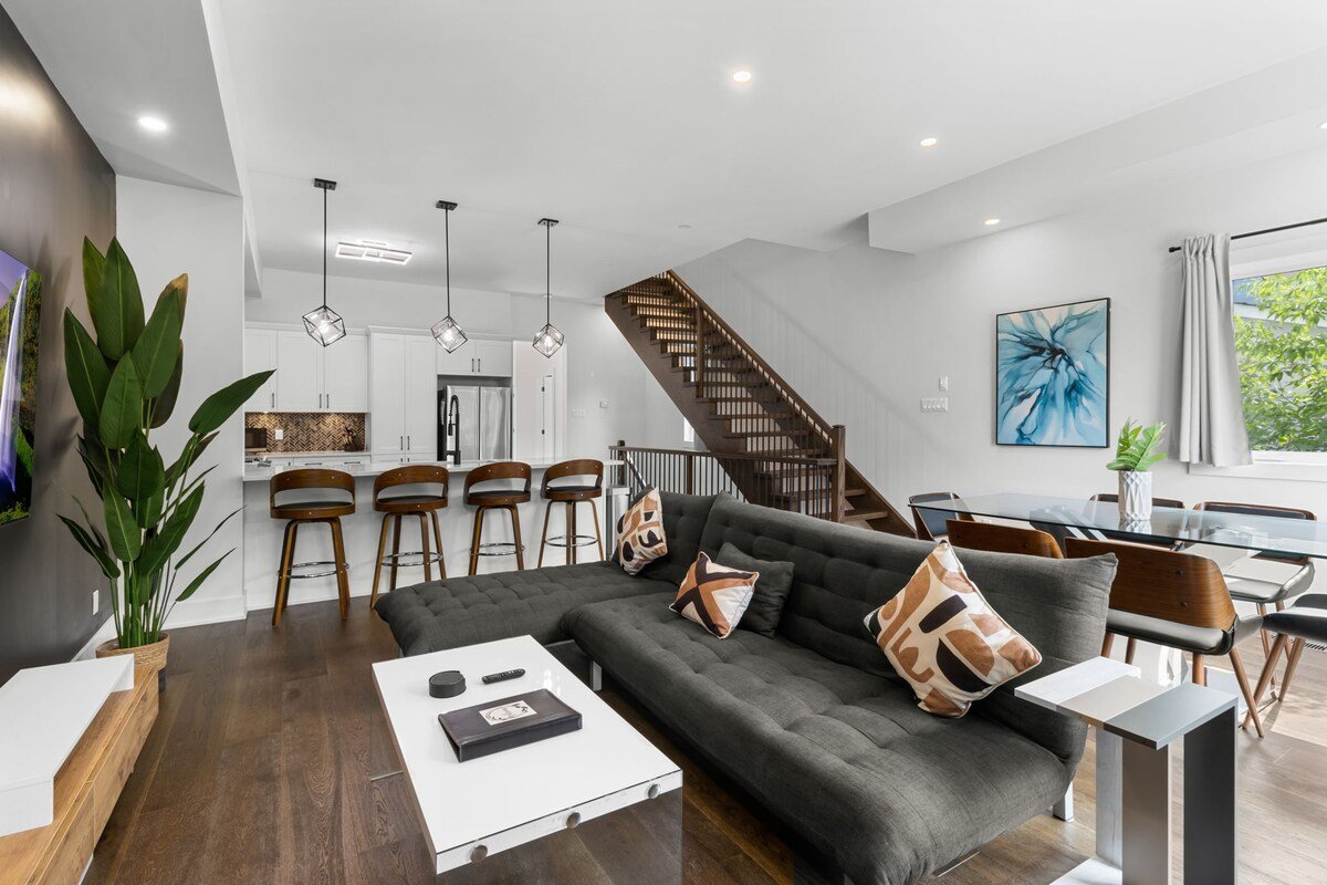 Luxury 4 Bdrm Home | Fireplace| Ping Pong| Parking gallery image 4