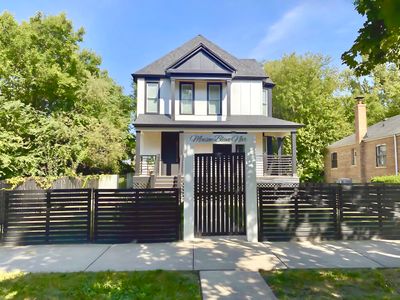 “Maison Blanc Noir” ~ Chicago Mansion w/ King Beds