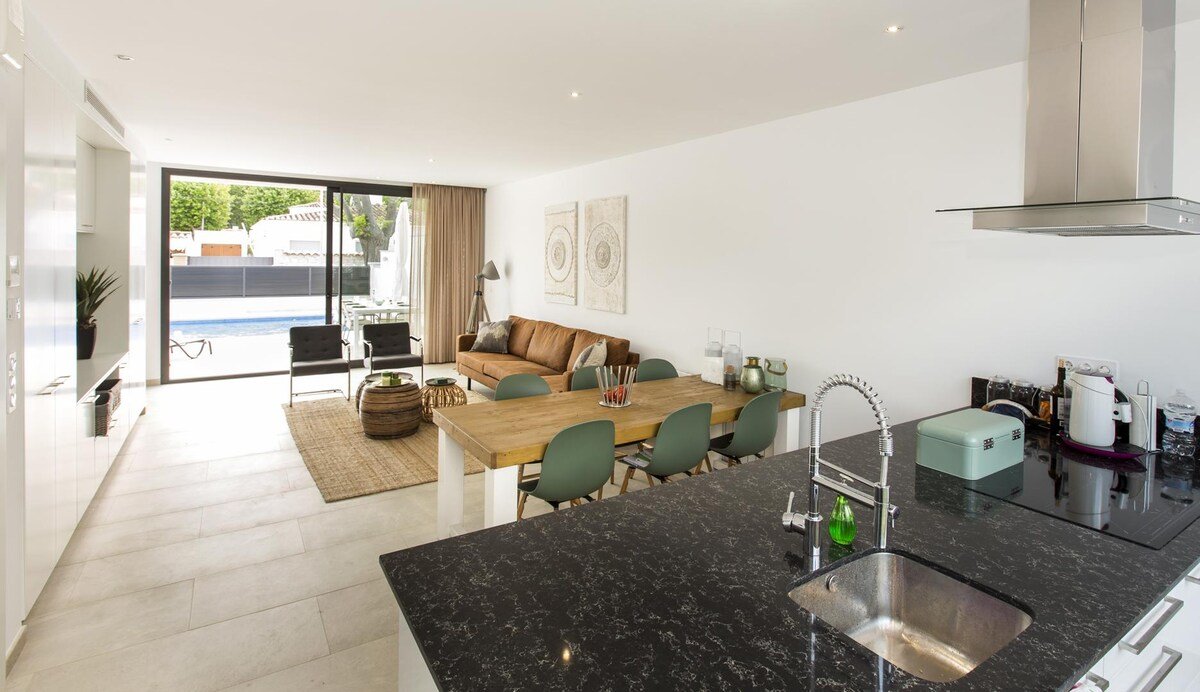 Modern house with 3 bedrooms and swimming pool gallery image 4