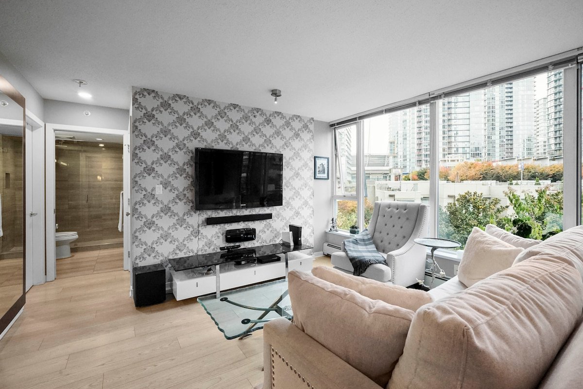 Luxurious, Designer 3 bedrooms Condo – Sleeps 8 gallery image 3