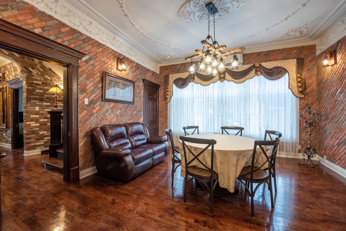 Montreal Chateau. gallery image 2