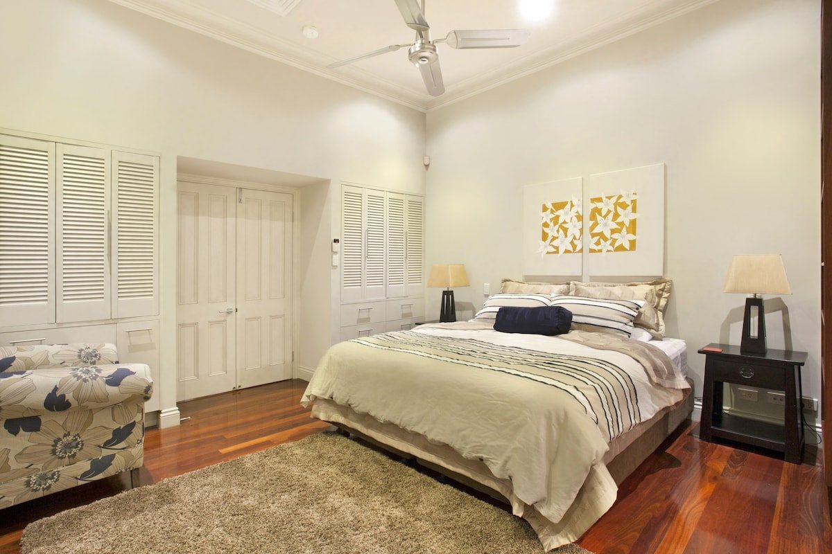 Lambert House – Upper level gallery image 4