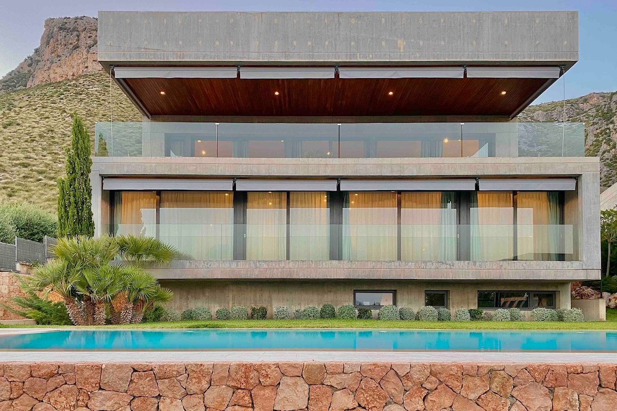 Modern Luxury Villa with Stunning Views gallery image 4