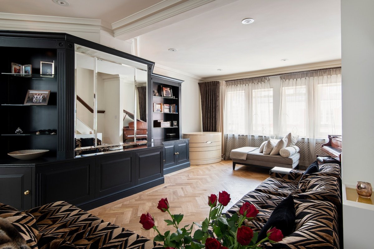 Renovated Historical Home with Enclosed Terrace gallery image 2