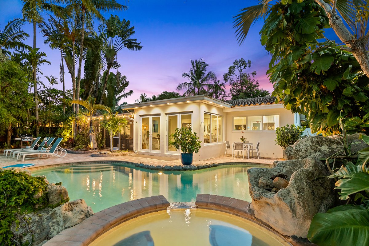 Tropical Vibes Only at Pineapple Paradise!