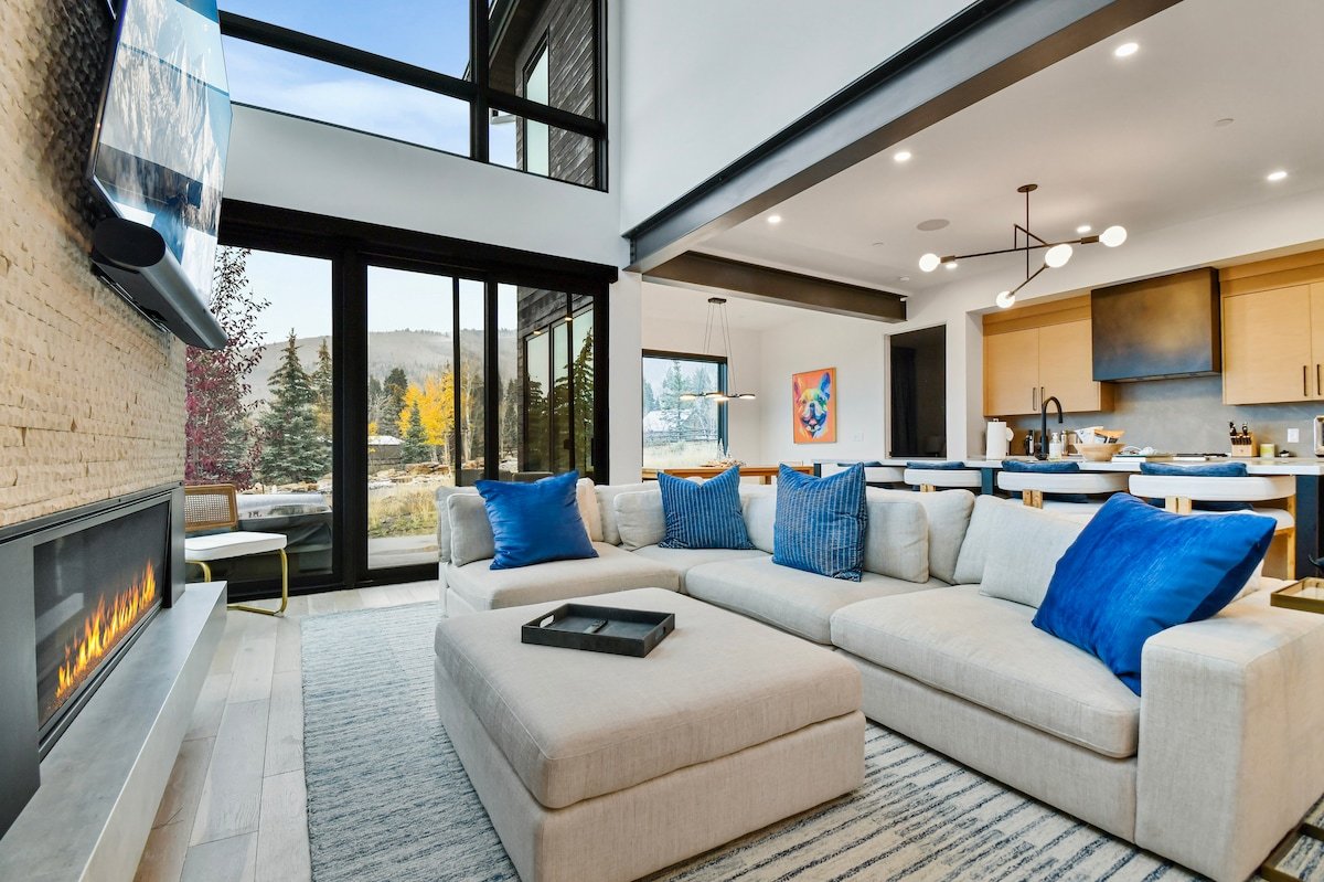 Skiing, Shopping, dining Right Out the Front Door! gallery image 4