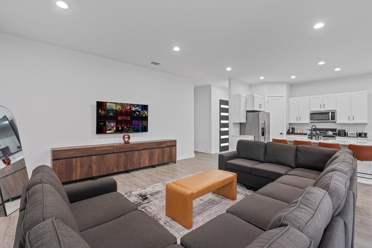 Up to 12 Guests – Luxury Downtown Access – Modern gallery image 2
