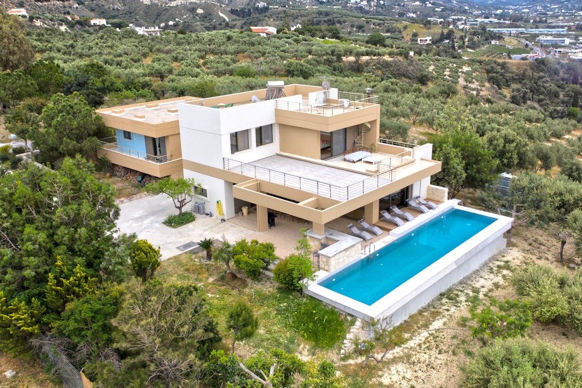 Villa Mirtylla luxury retreat w Pool, BBQ and Gym gallery image 2