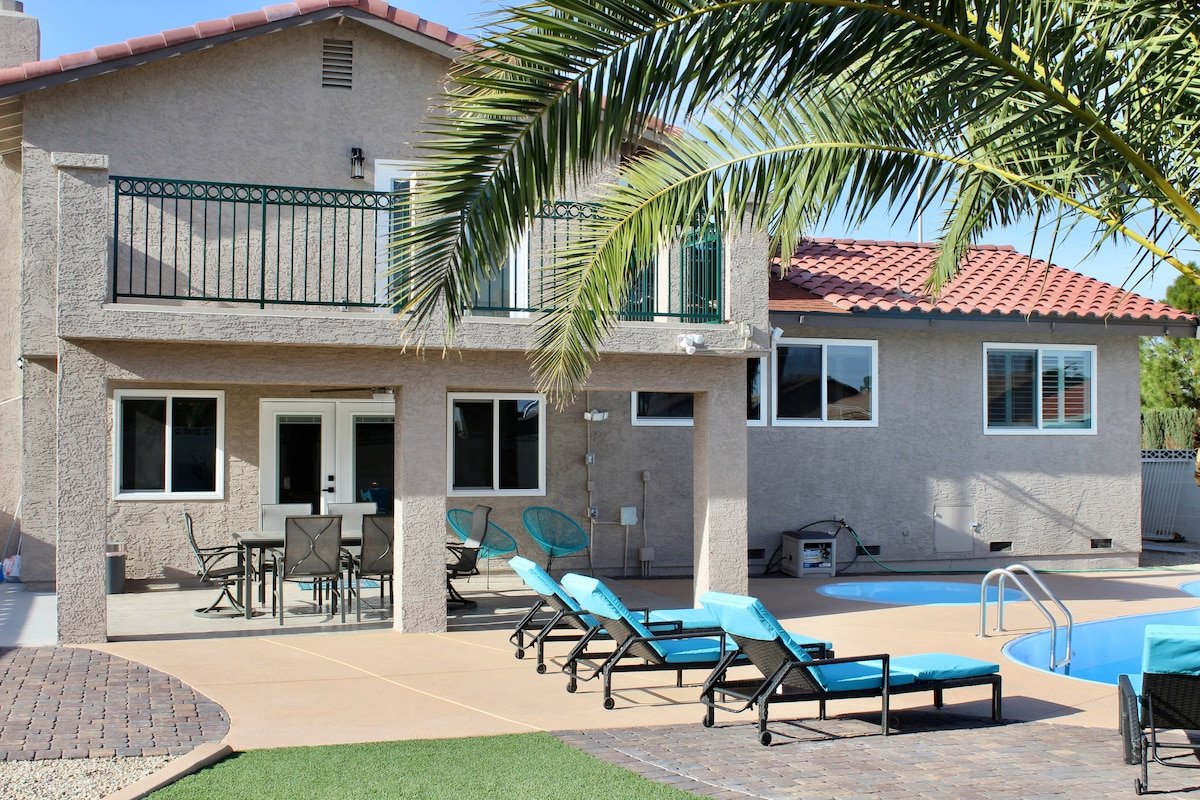 Renovated; pool; 6m to Strip; EV charging gallery image 2