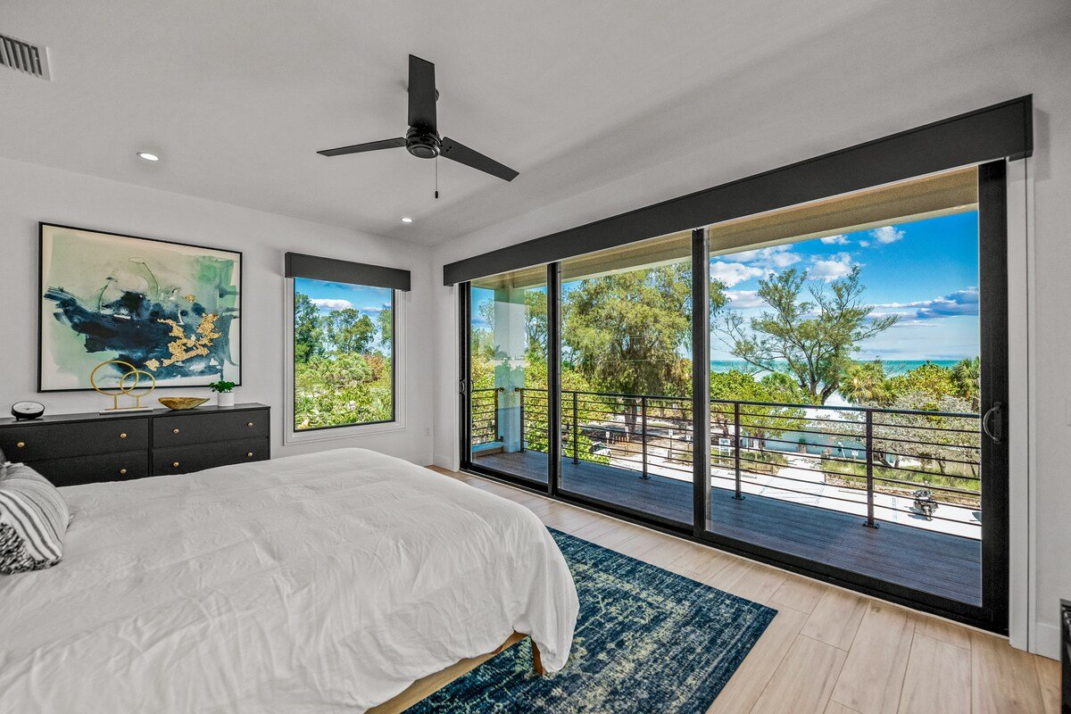 Luxury Home with Pool and Rooftop Putting Green! gallery image 3