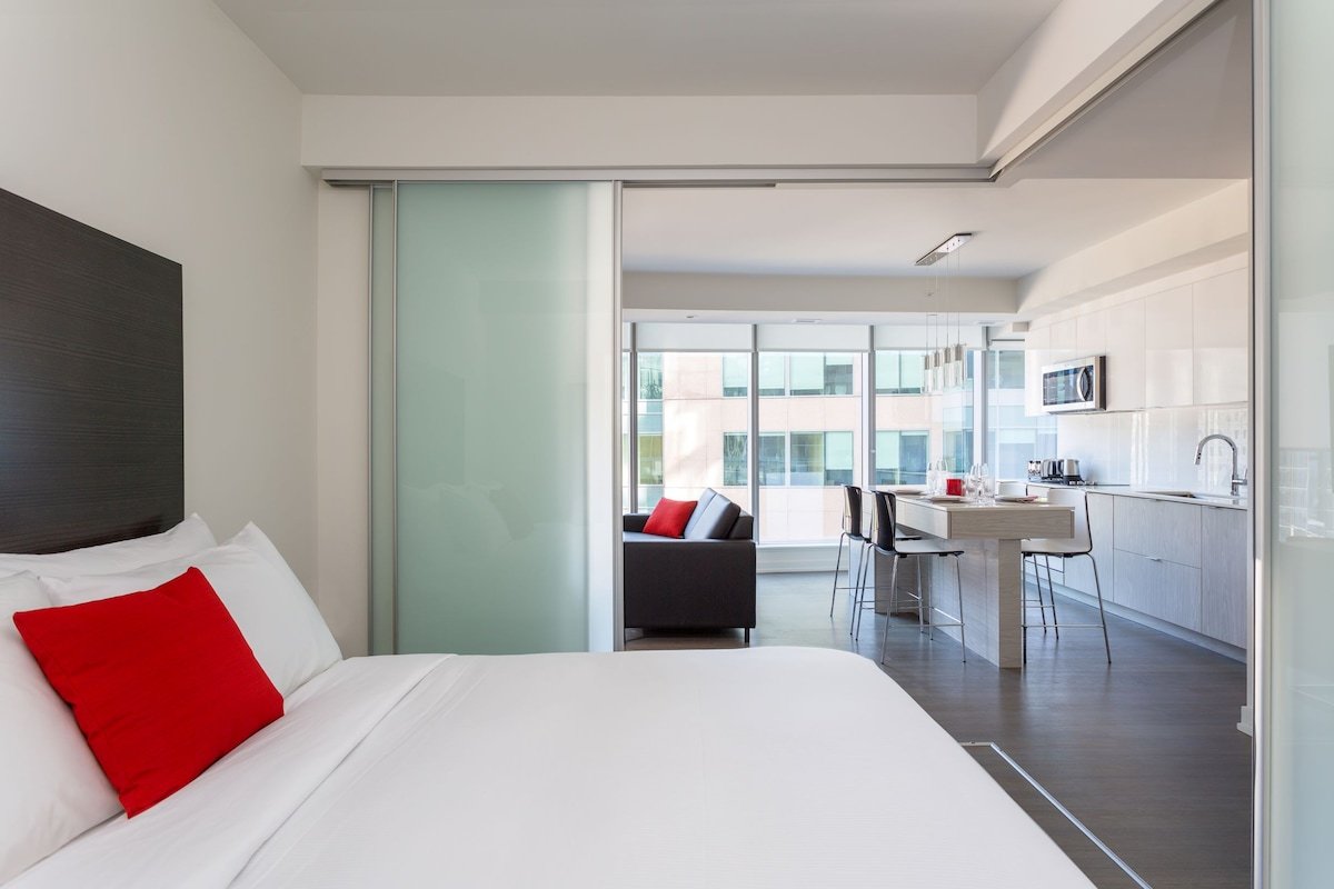 Luxury Two Bedroom Suite ★ Steps from Parliament ★ gallery image 2