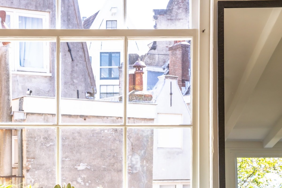 Historic canal-side apartment in Central Amsterdam gallery image 3