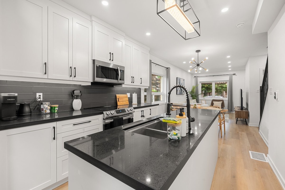 3 Min to Subway | Free Parking* | Free Laundry gallery image 4