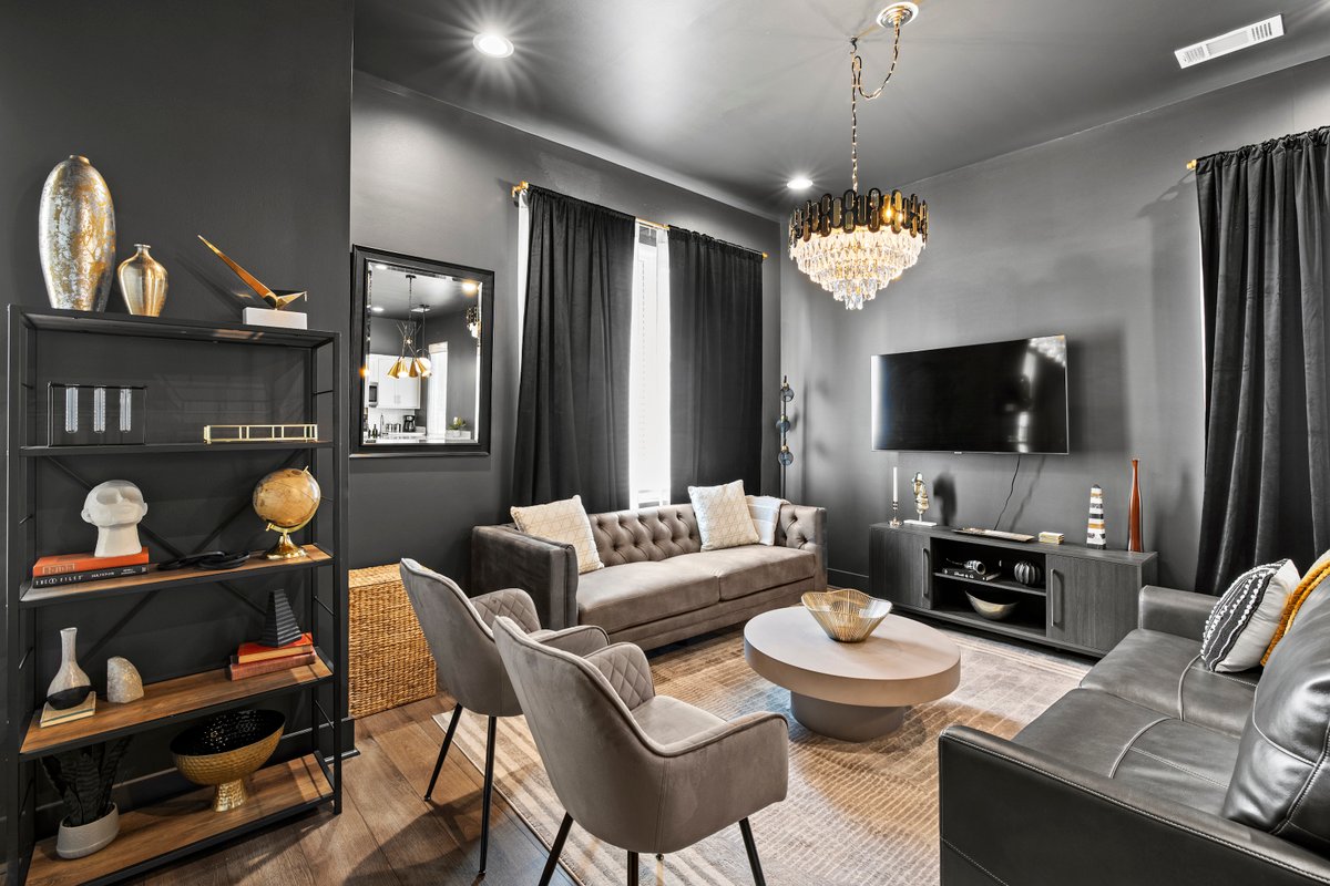 Walk to Downtown: Rooftop Deck & Hot Tub