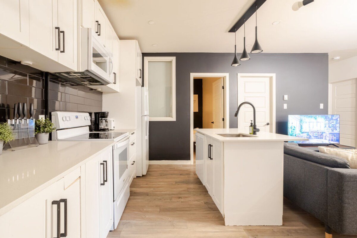 The Urban Haven: 4BR in Plateau MTL gallery image 3