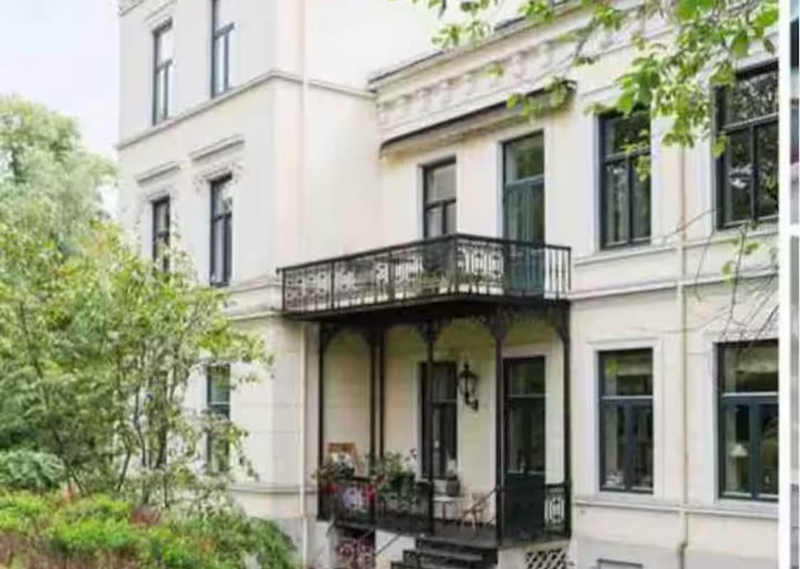 Exclusive historic big 150m2 parkfront in the city gallery image 2