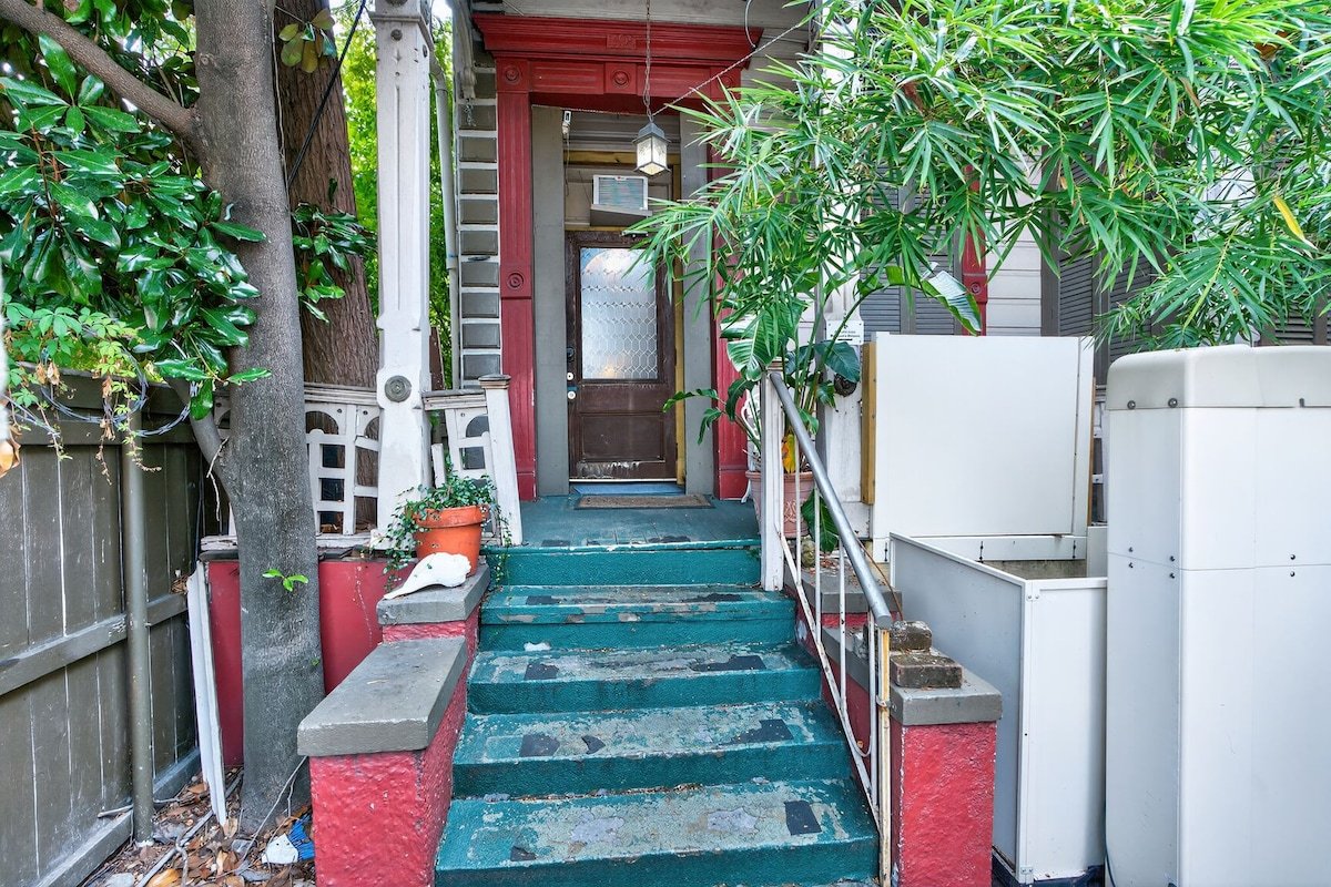 Haunted Marigny Mansion- 9 bedrooms! gallery image 3