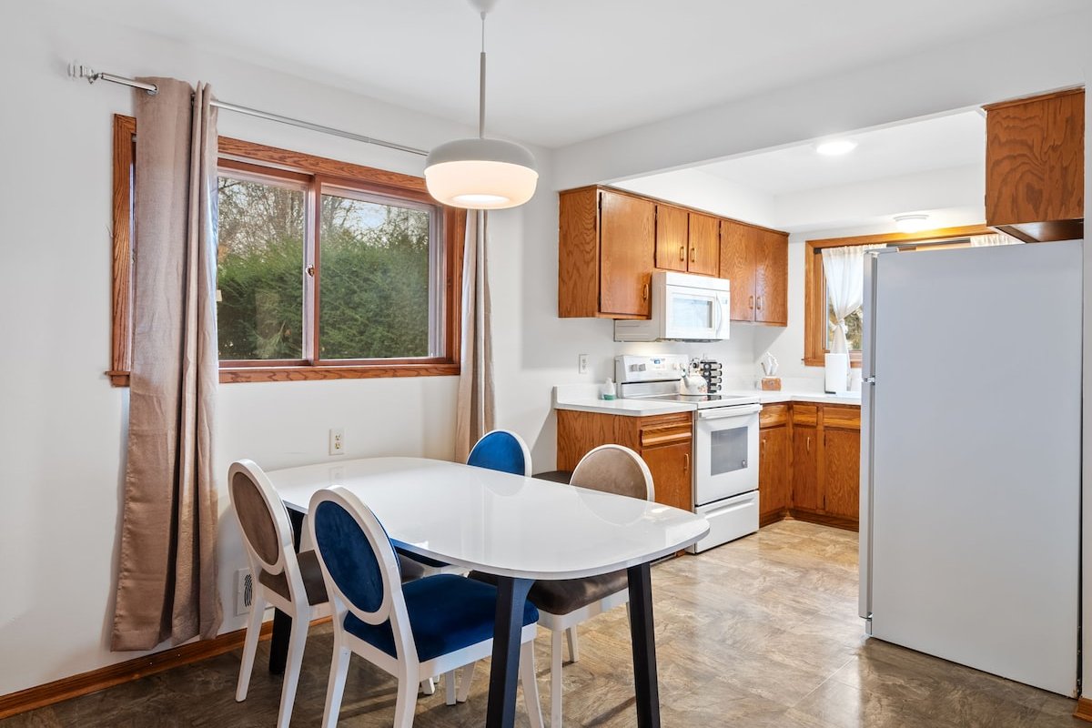 Cozy House on Beautiful Summit Ave! gallery image 5