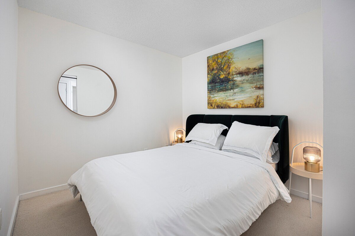 Peaceful Harbourfront Condo with Beautiful Views gallery image 4