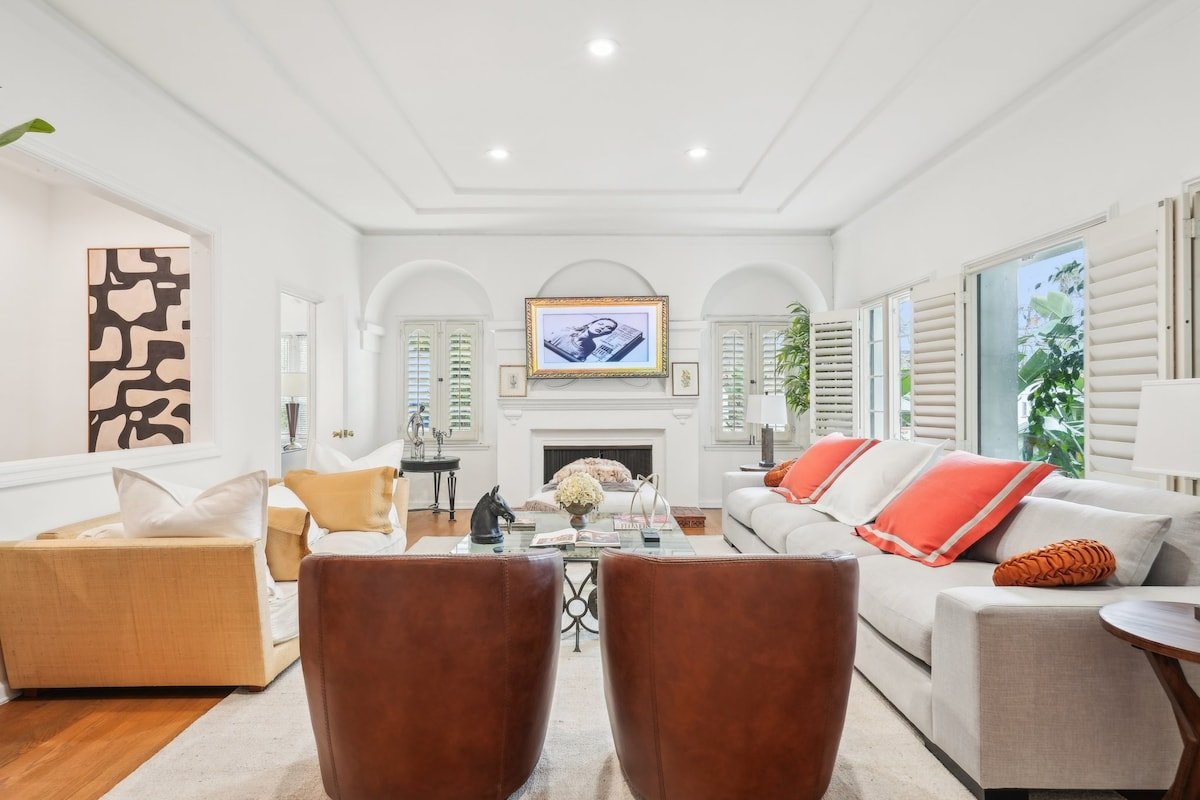 Walk To Rodeo Dr! 3000 Sqft! EntireTop Floor. Luxe gallery image 2