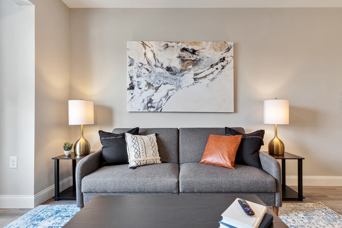 D’town | Sleeps 12-14 | Close to Airport | Trains gallery image 2