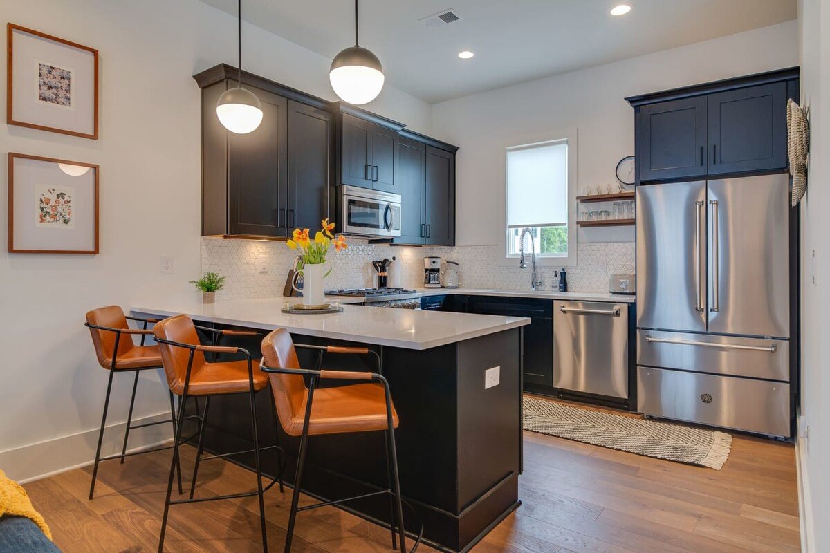 6BR Group Stay, Rooftops, Garages, Walk to Dining gallery image 4