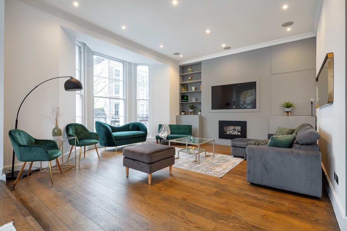 *| Luxury AirCon Triplex House in Famous Chelsea * gallery image 2