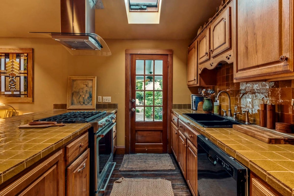 Historic Oasis with Tropical Heated Pool and Hot T gallery image 5