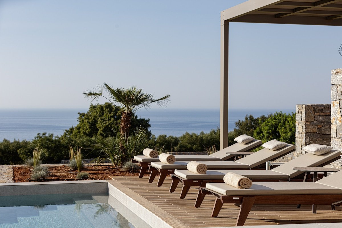 Impeccable design, total privacy and sea views! gallery image 4