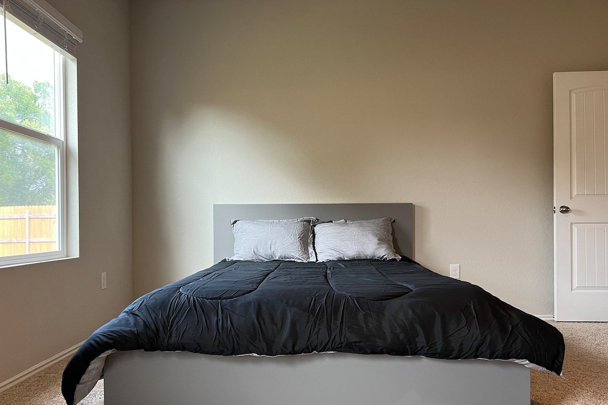 Corp Home 5Bdrm+Flex, 10Bd 3 Ba, Tesla, Samsung gallery image 4