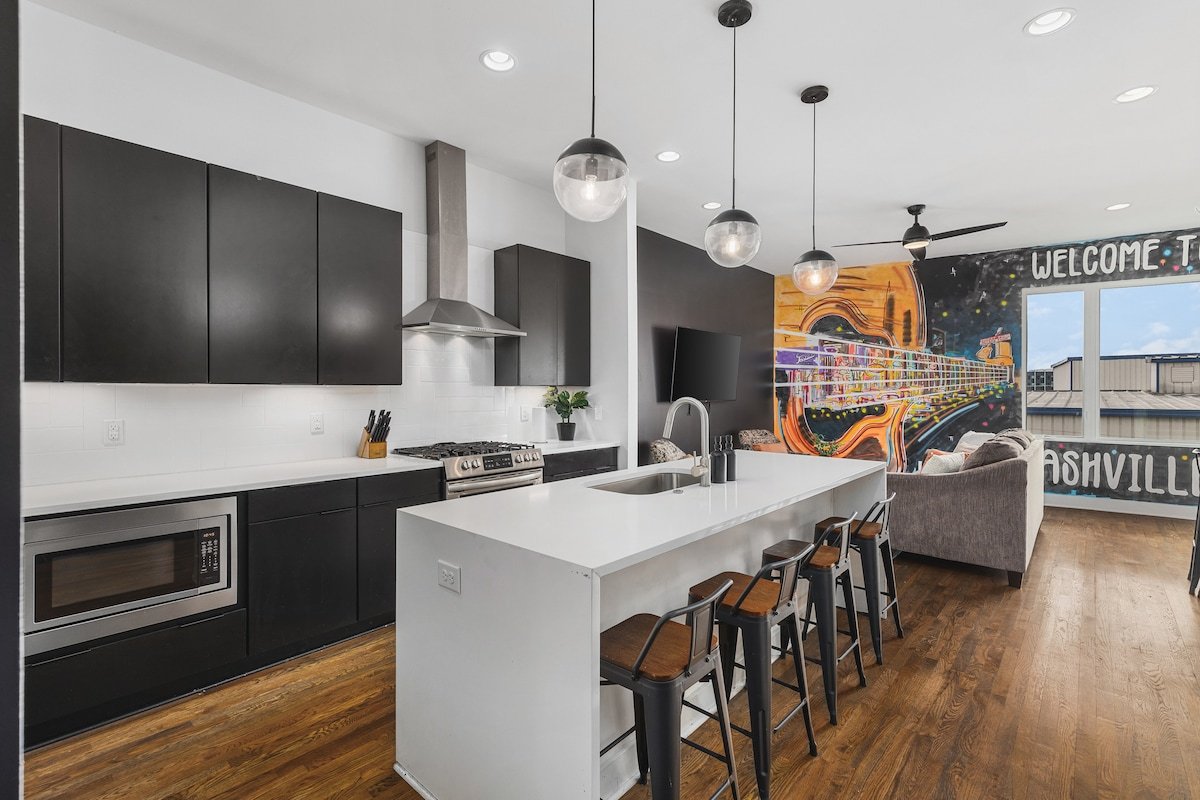 Rooftop Deck & Garage, 2 miles Downtown Broadway gallery image 2