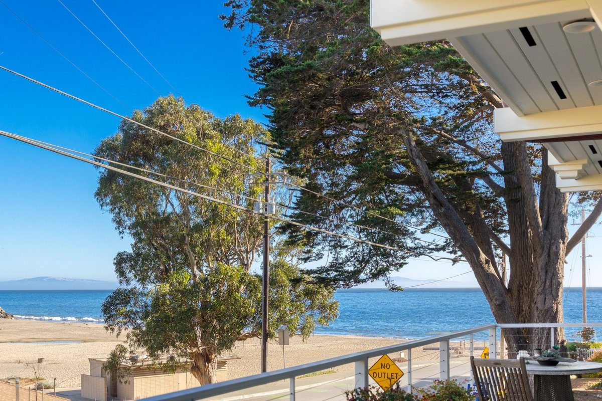 Beach Front Dream House! Hottub/E-Bikes/Surfboards