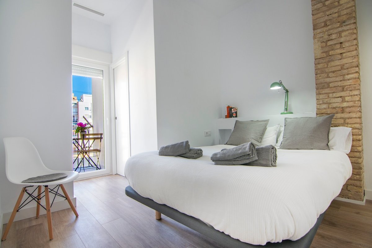 Modern apartment with balconies and good views. gallery image 4