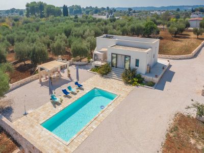 Spacious Ostuni 2 bed villa with large pool & BBQ