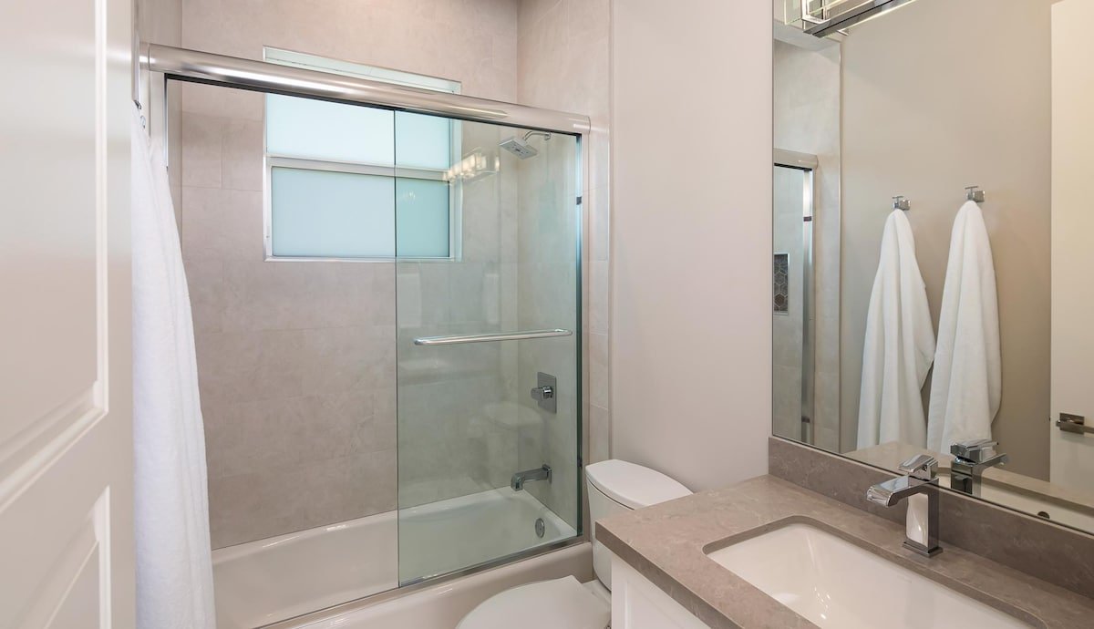 Catalina Sol gallery image 2