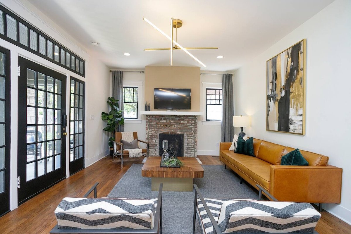 Upscale Craftsman, Hot Tub, Walk to Belmont & 12 S gallery image 4