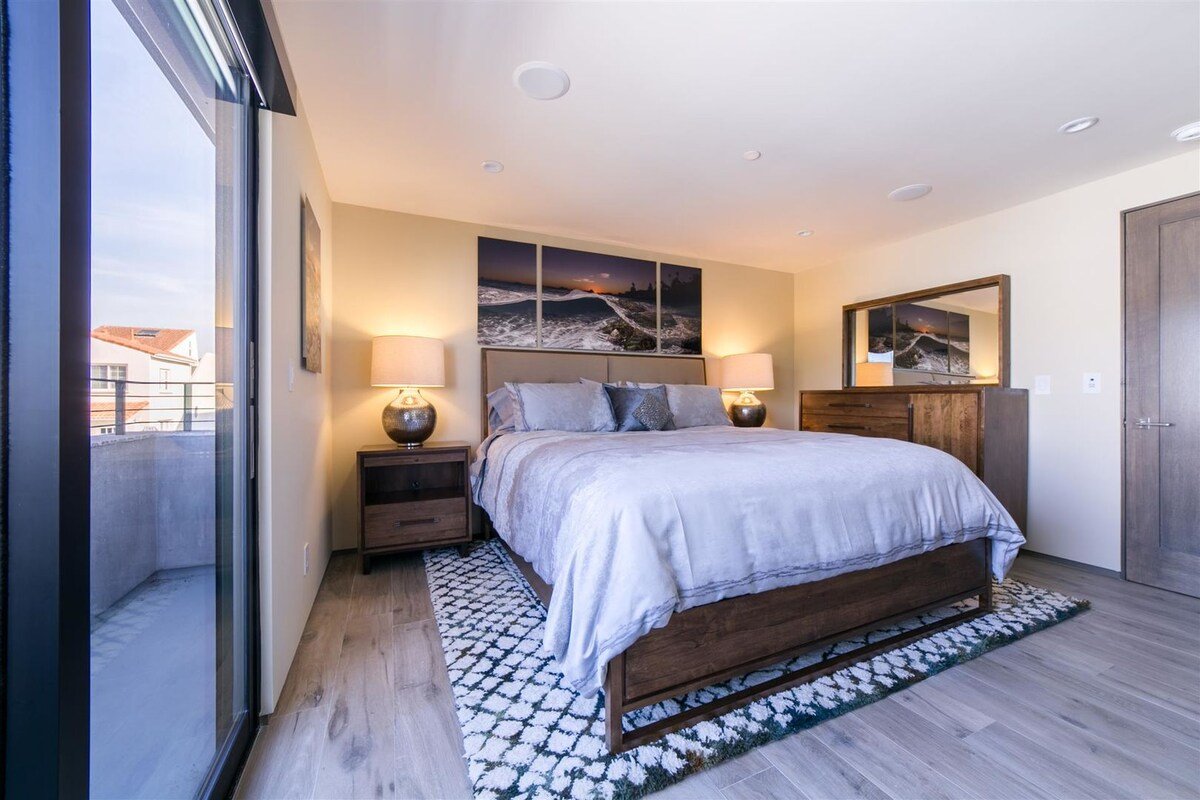 High End Luxury Near The Bay & Beach gallery image 3