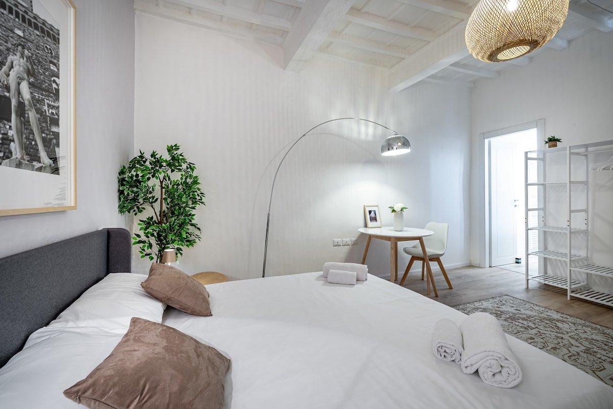 YiD stunning on the Accademia gallery image 3