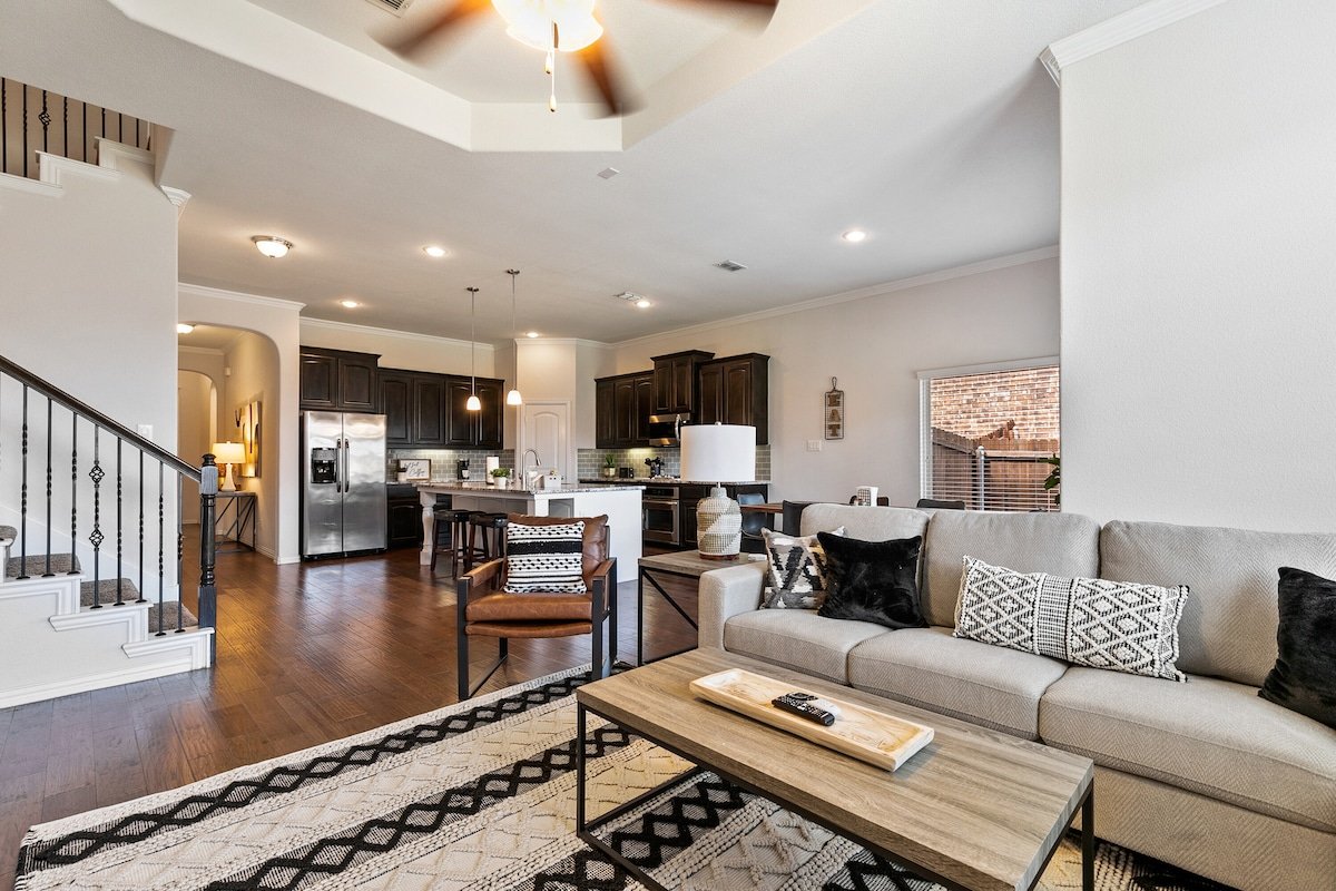 TCH – Spacious 5bd/3ba in Fort Worth w/ Workspace gallery image 4