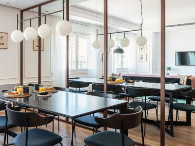 Huge 4 bed/4bathensuite, same block as gaudi house