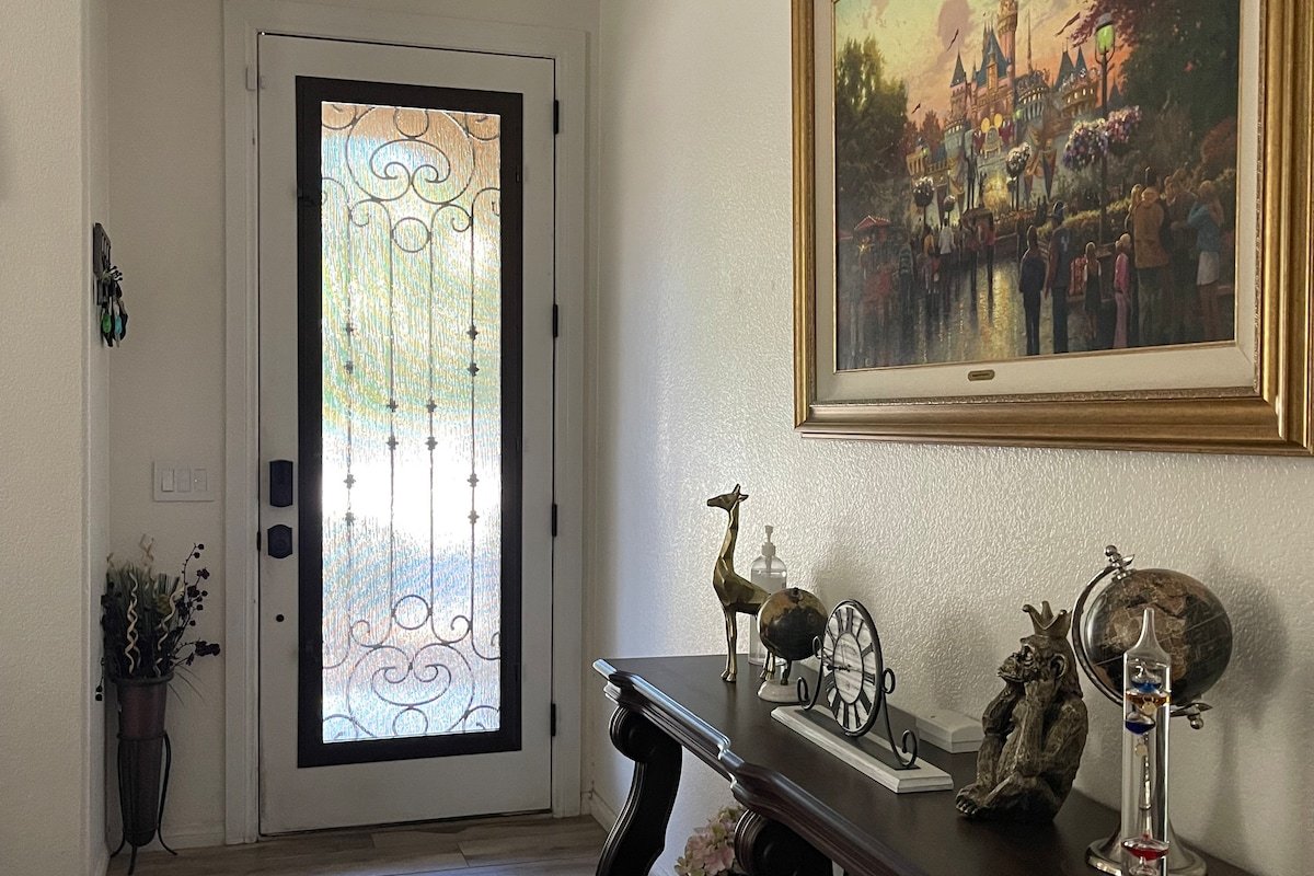 Luxurious 5 Bedroom Vegas Home w/Loft! Sleeps-14 gallery image 4