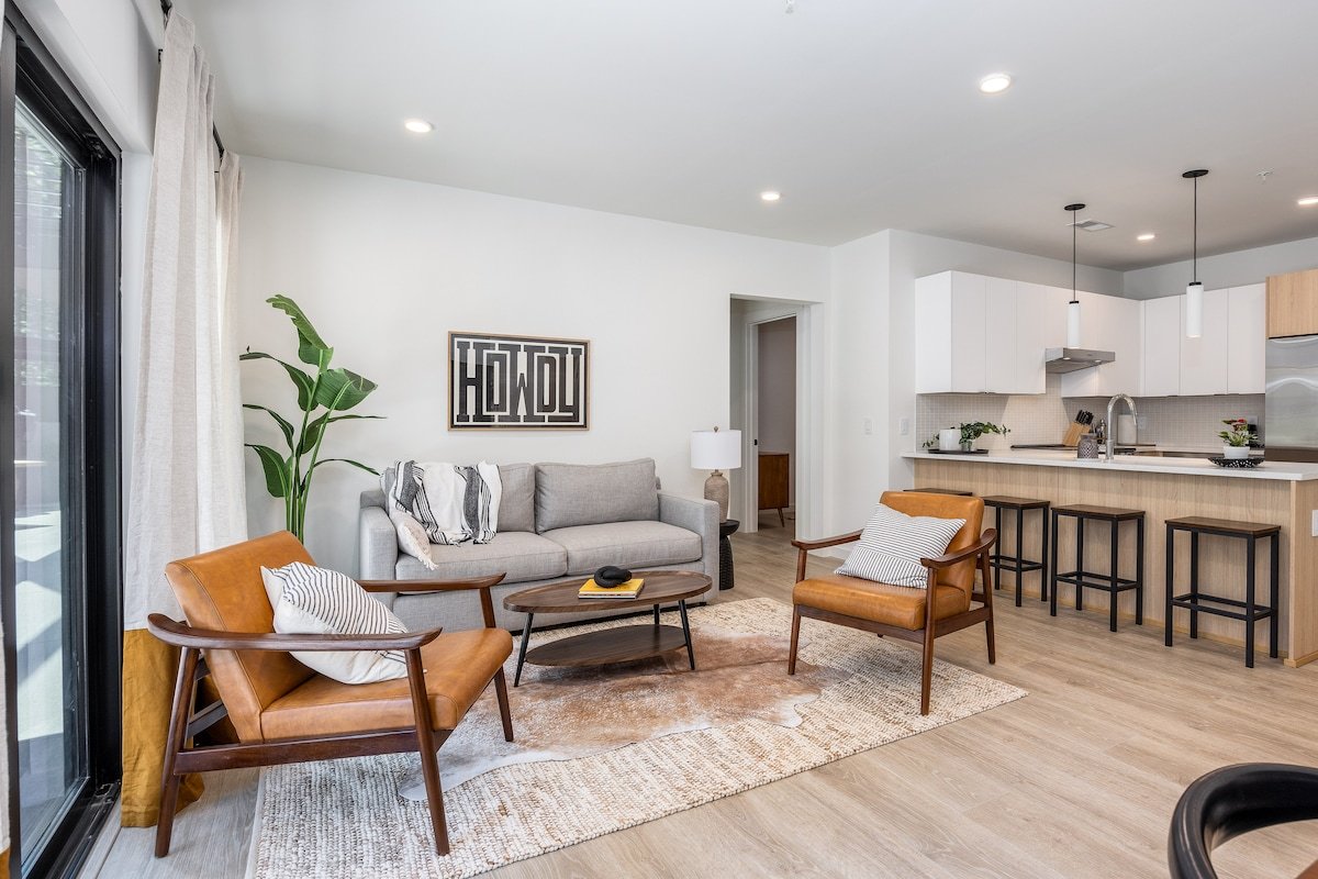 Blocks from Broadway/King Beds/Steps from Pool gallery image 4