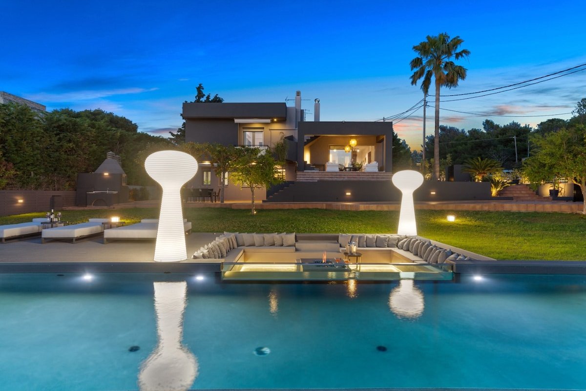 Top Lux Villa* BBQ & Gym* Heated Pool * gallery image 5