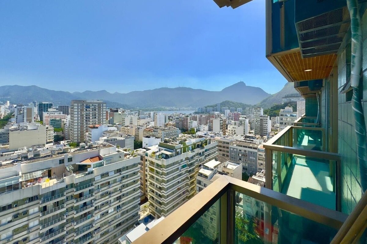 Stylish apt w/ Breathtaking View/Heart of Ipanema gallery image 4