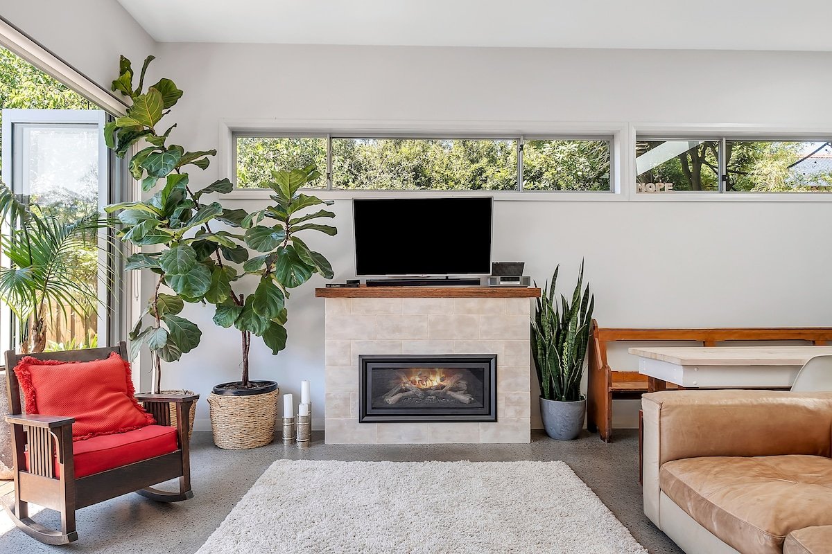 Cheerful Coogee Retreat: 3BD home with pool gallery image 4