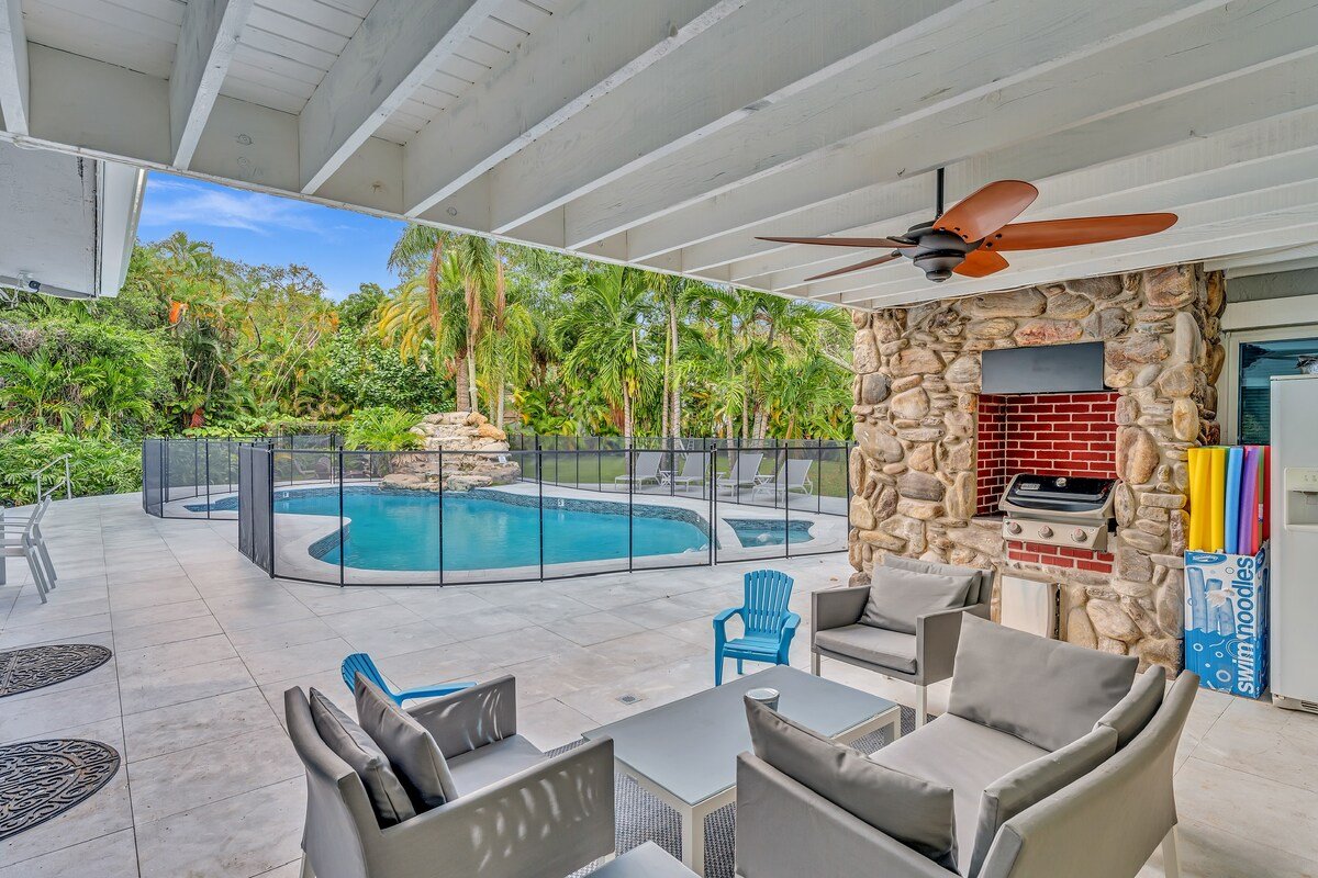 Large 3 bedroom heated pool large Yard gallery image 5