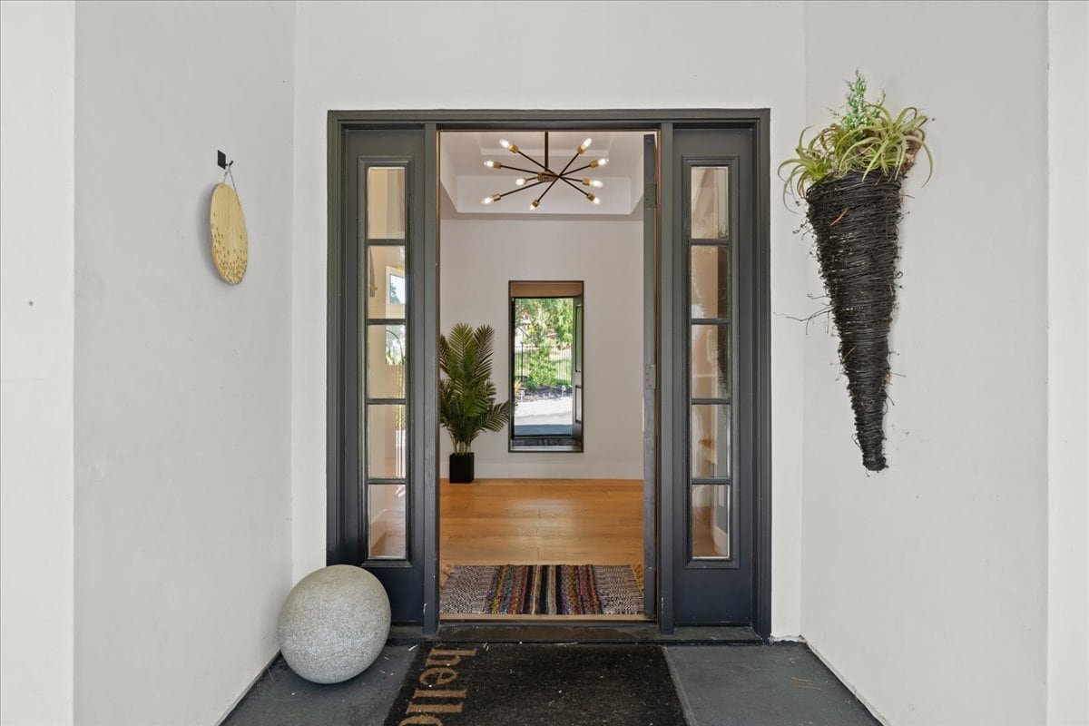 Oakland Hills Farmhouse Stunner + Game Room + A/C gallery image 4